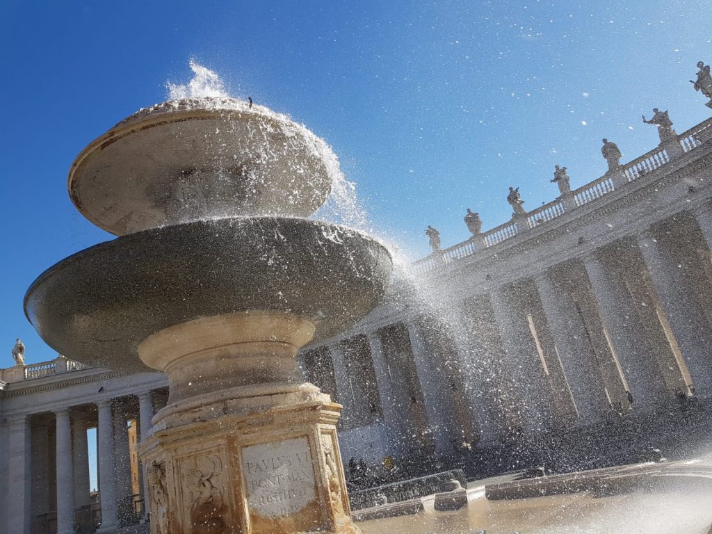 Il vento sposta l'acqua delle fontane in piazza San Pietro