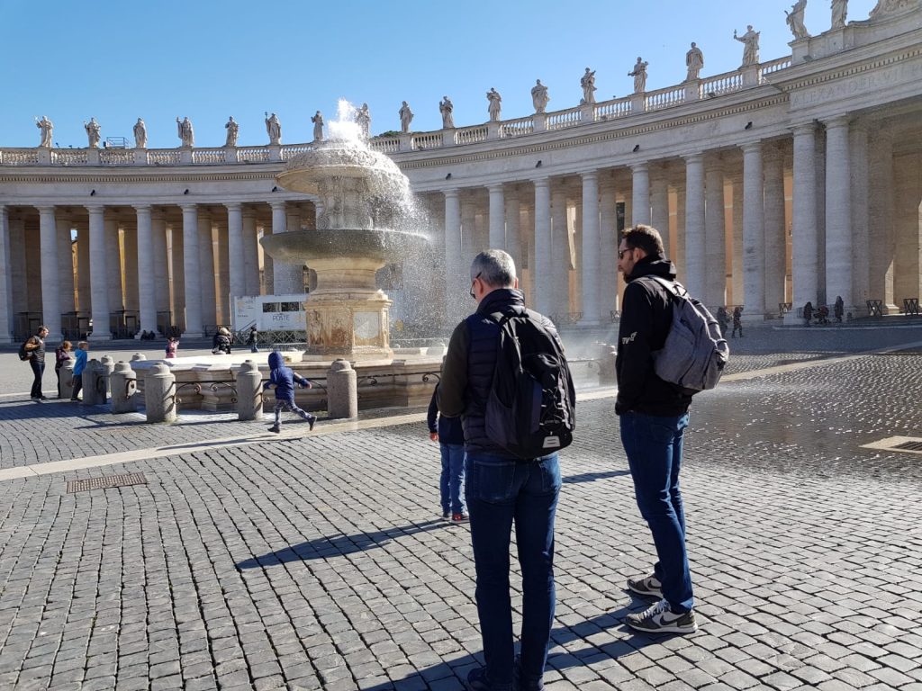 Il vento sposta l'acqua delle fontane in piazza San Pietro