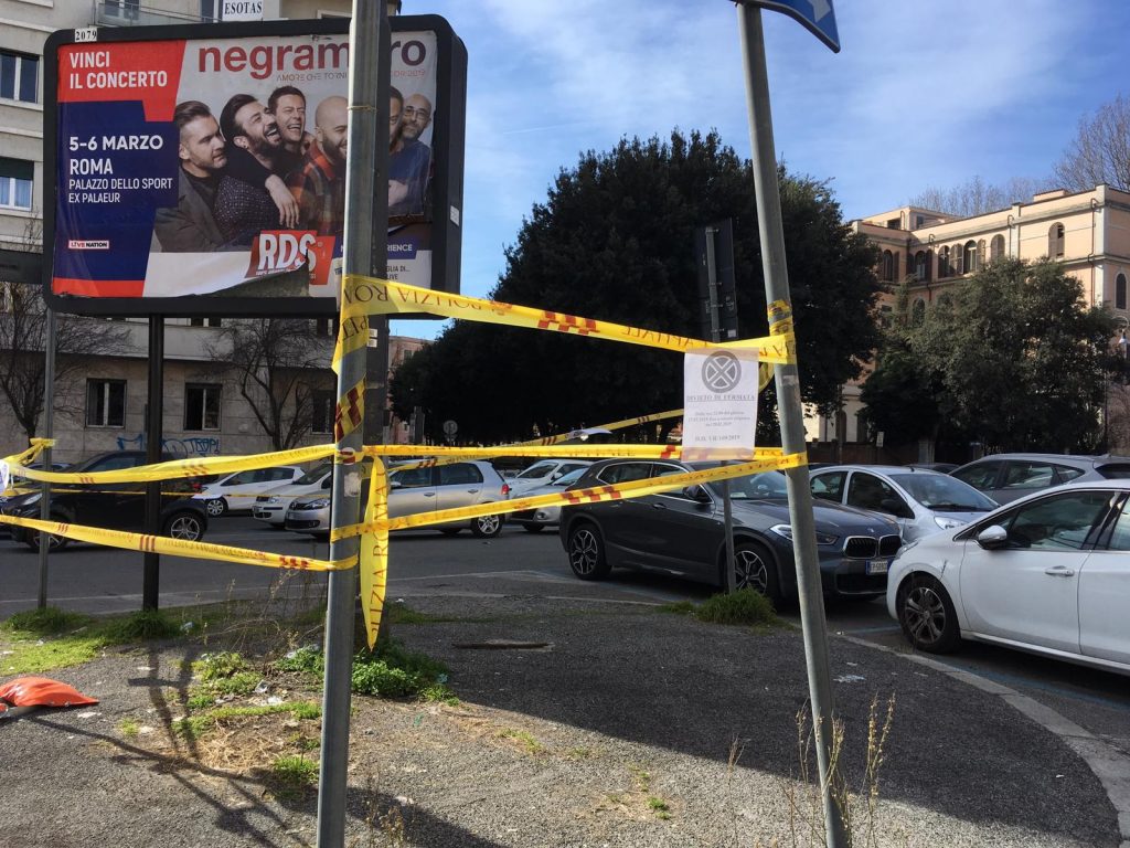 Il cartello con il divieto di sosta all'incrocio tra viale Mazzini e via Monte Santo