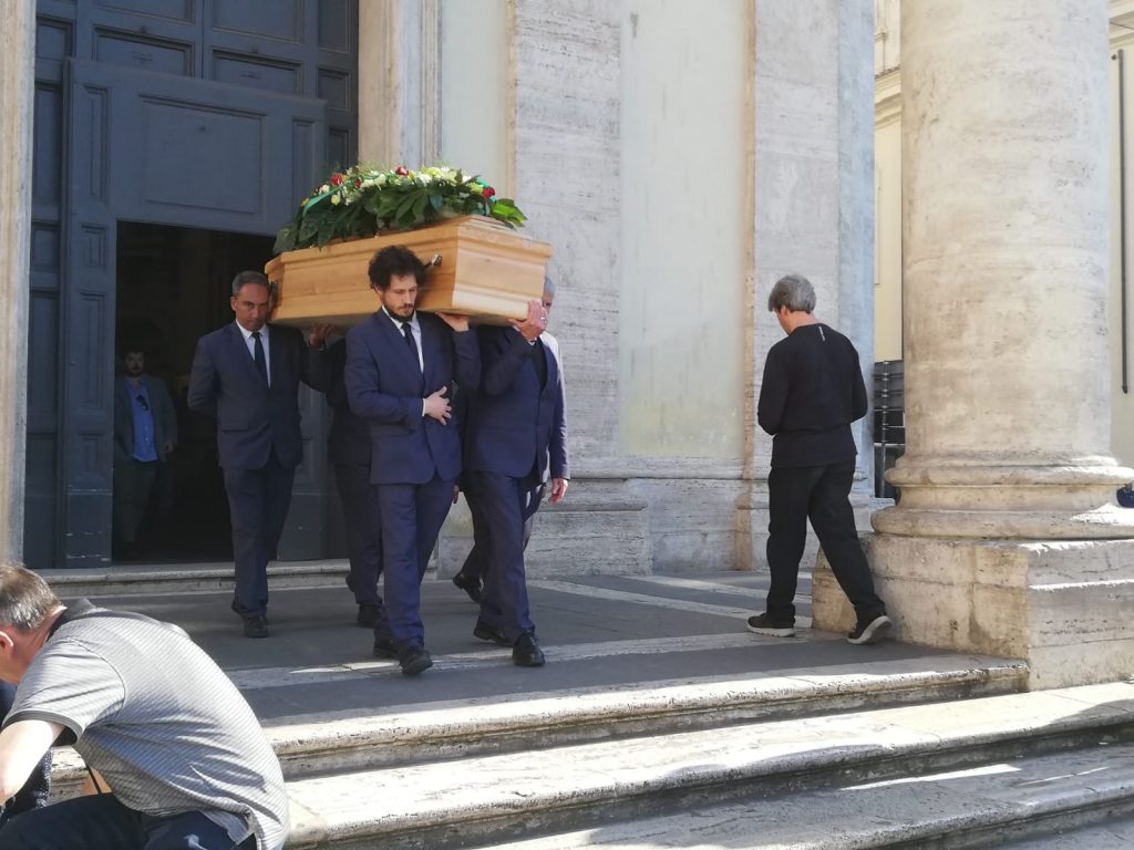 Il feretro esce dalla chiesa al termine del funerale