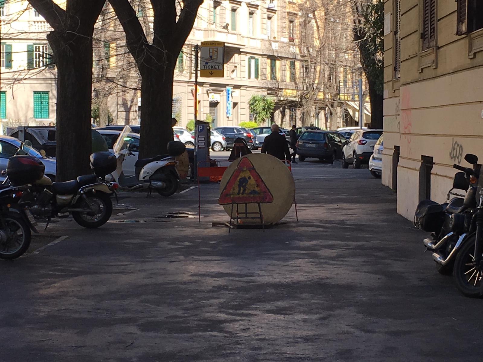 Via Brofferio, aperto un cantiere sul marciapiede. Questi i motivi dell