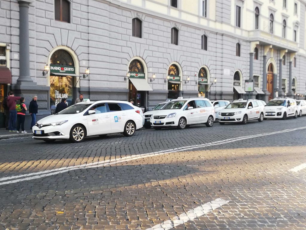 Taxi in piazza Cavour