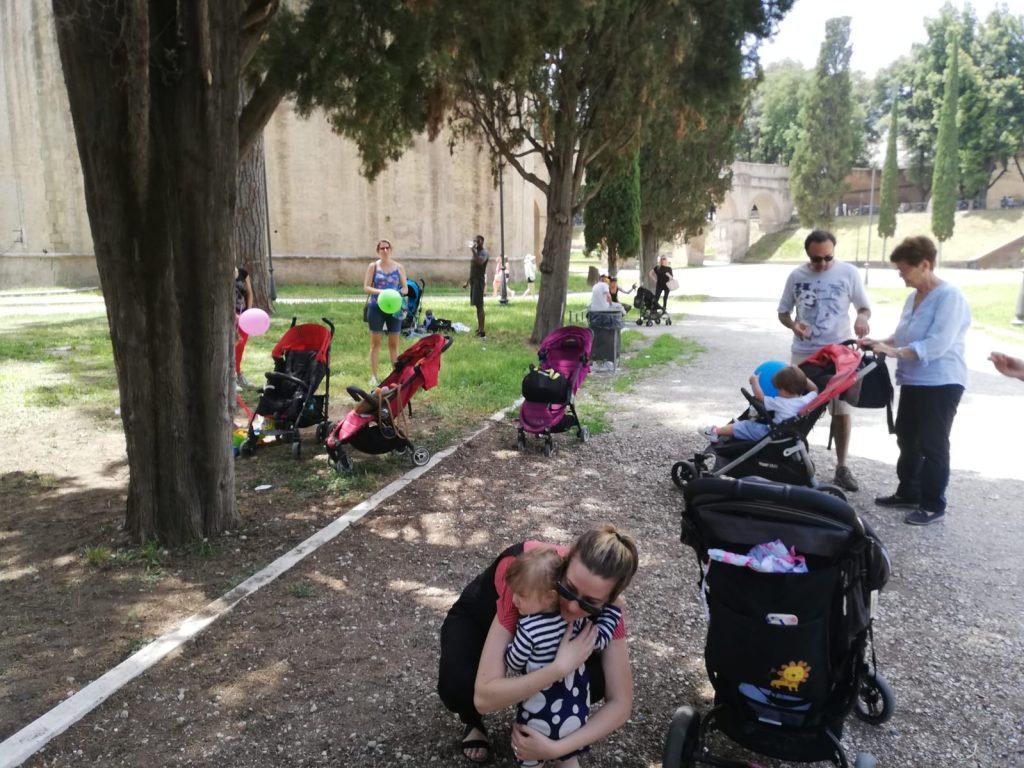 Tanti residenti e famiglie con bambini allo "Scivolo day" organizzato nel parco di Castel Sant'Angelo