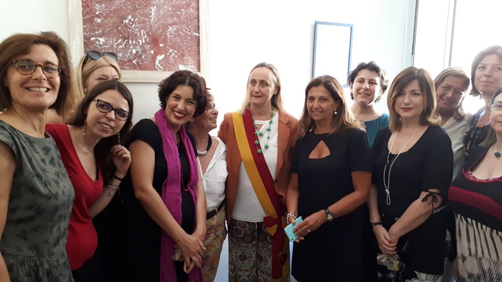 La presidente del I Municipio, Sabrina Alfonsi, insieme alle vontarie di BeFree, con la presidente della cooperativa, Oria Gargano