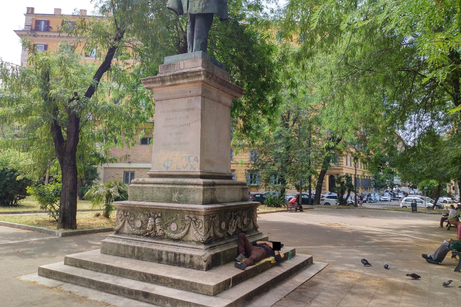 Piazza della Libertà, vi mostriamo il degrado vicino alla 