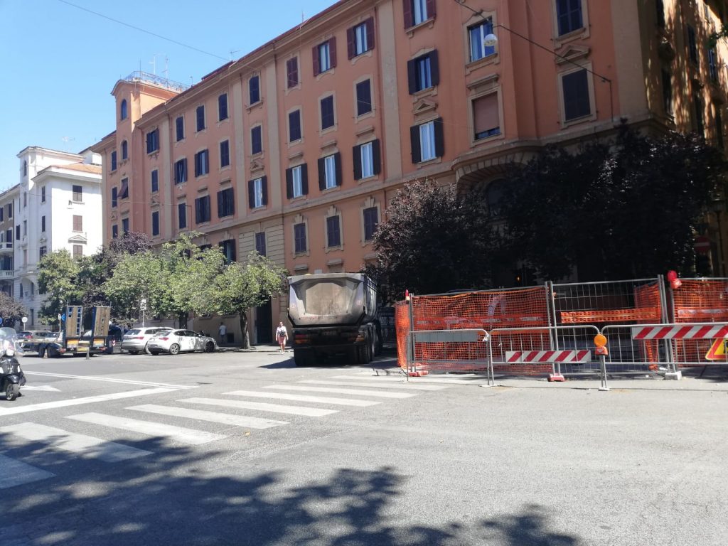 Il cantiere Italgas in via Ferrari con il camion fermo in doppia fila