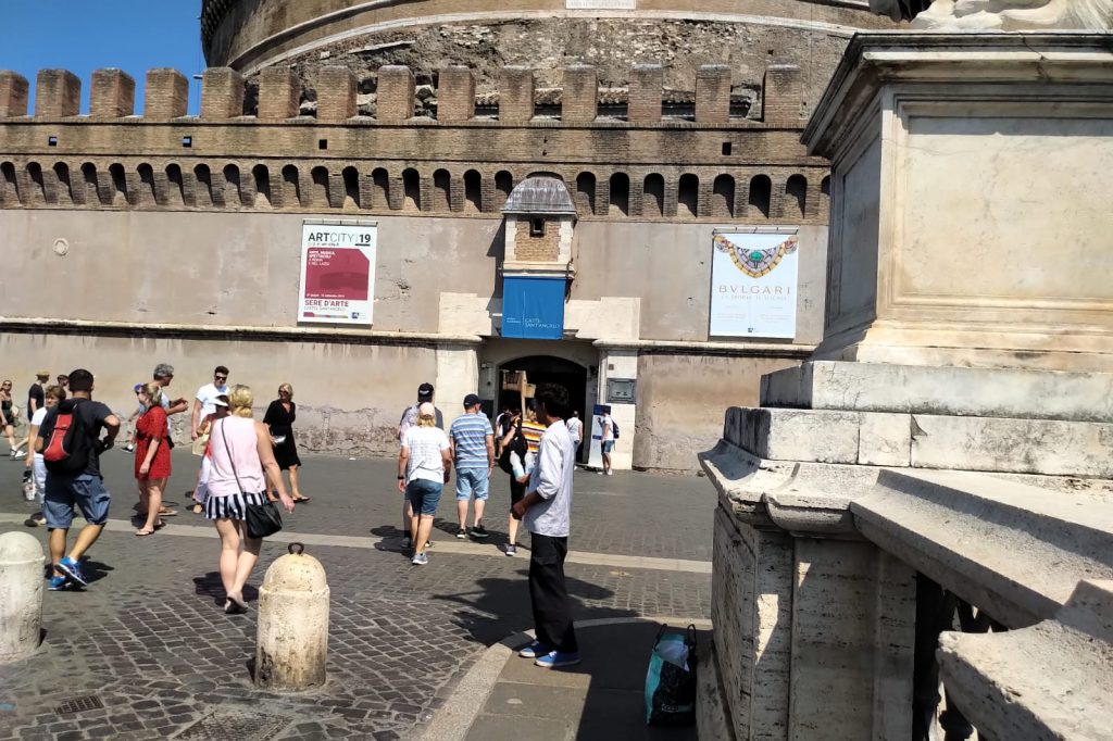 Venditori abusivi a Castel Sant'Angelo