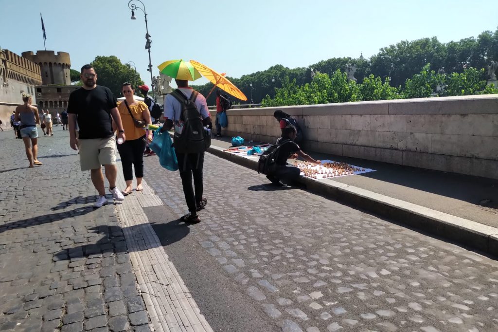Venditori abusivi davanti a Castel Sant'Angelo