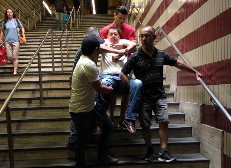 Il disabile portato a braccia giù per le scale. Foto per gentile concessione di Fabrizio Fantilli
