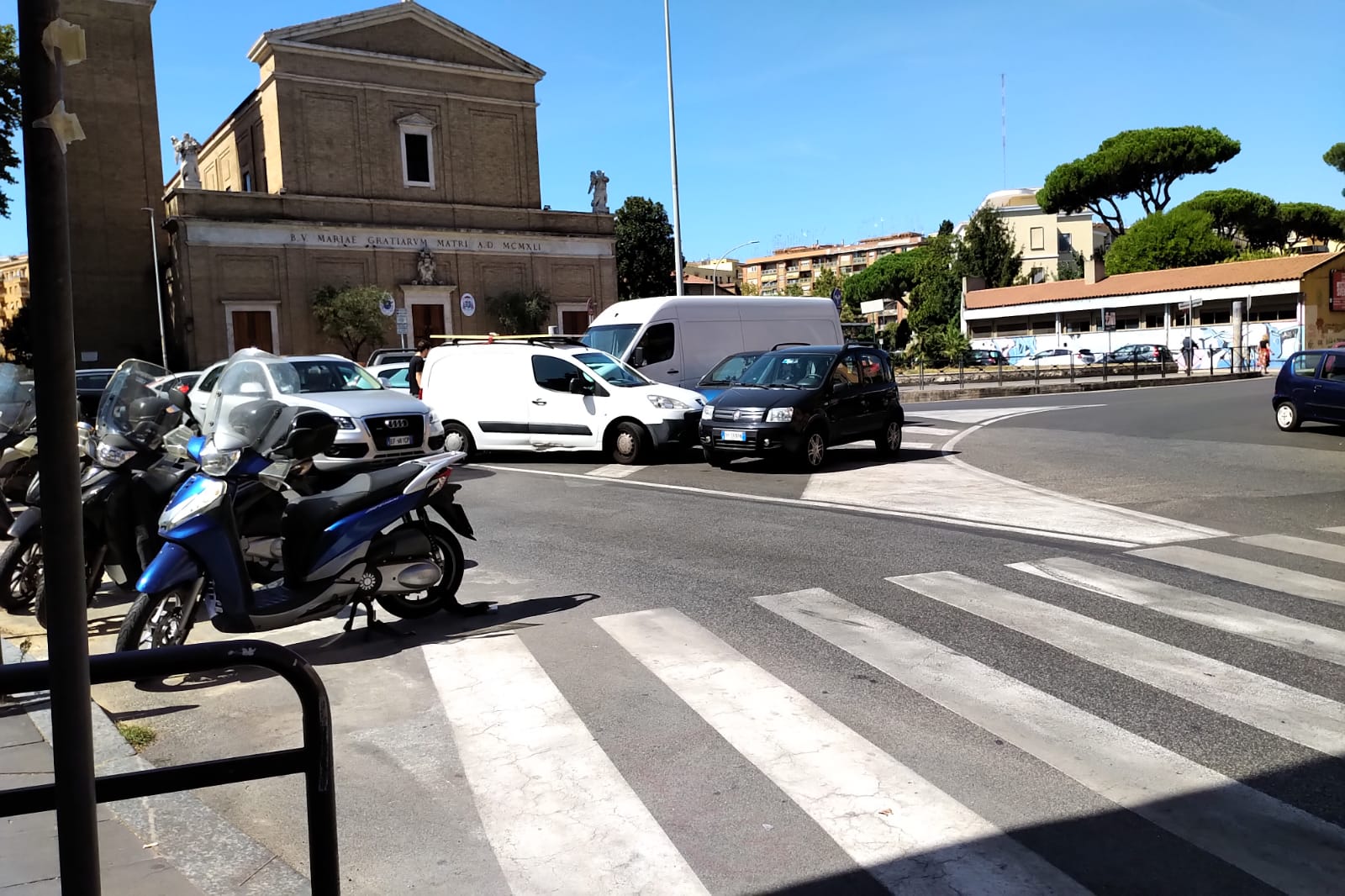 Via Vittor Pisani, Guardate Questo Esempio Di Sosta Selvaggia - Prati