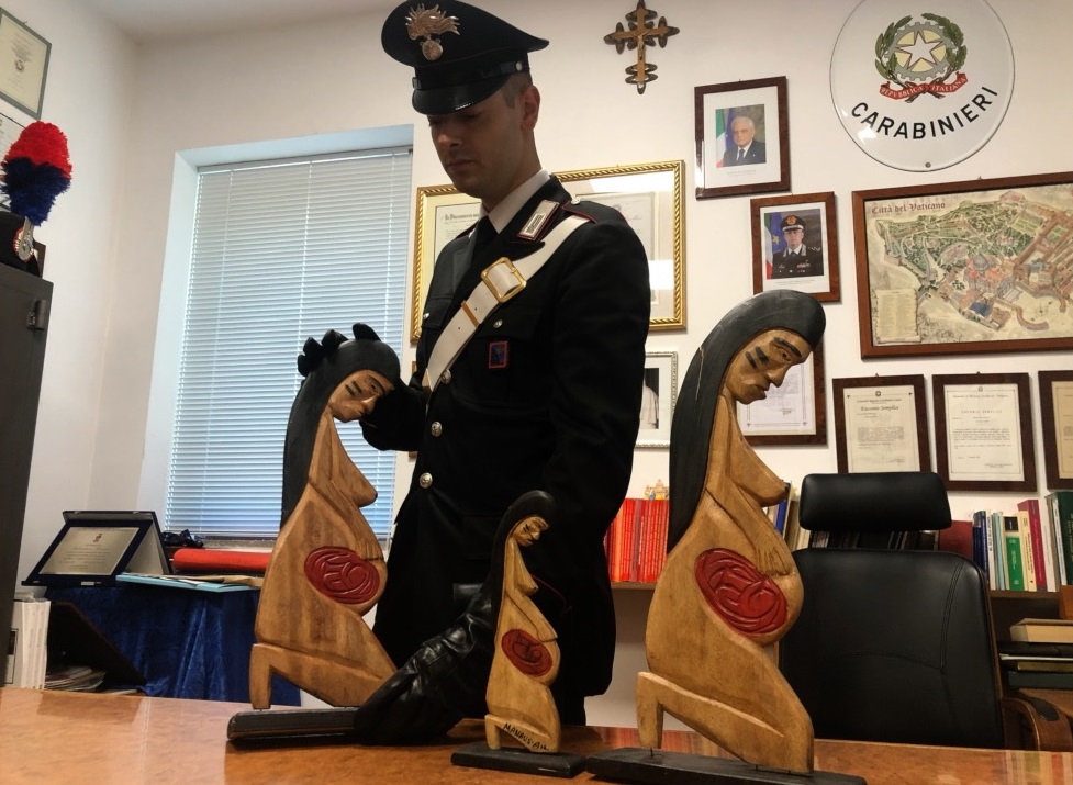 Le statuette recuperate dai carabinieri