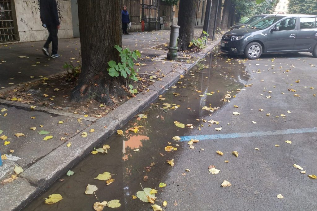 Via Angelo Brofferio, questo nasone sta allagando la strada - Prati