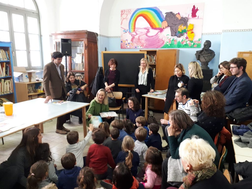 Sabrina Alfonsi mostra i libri ai bambini della Umberto I