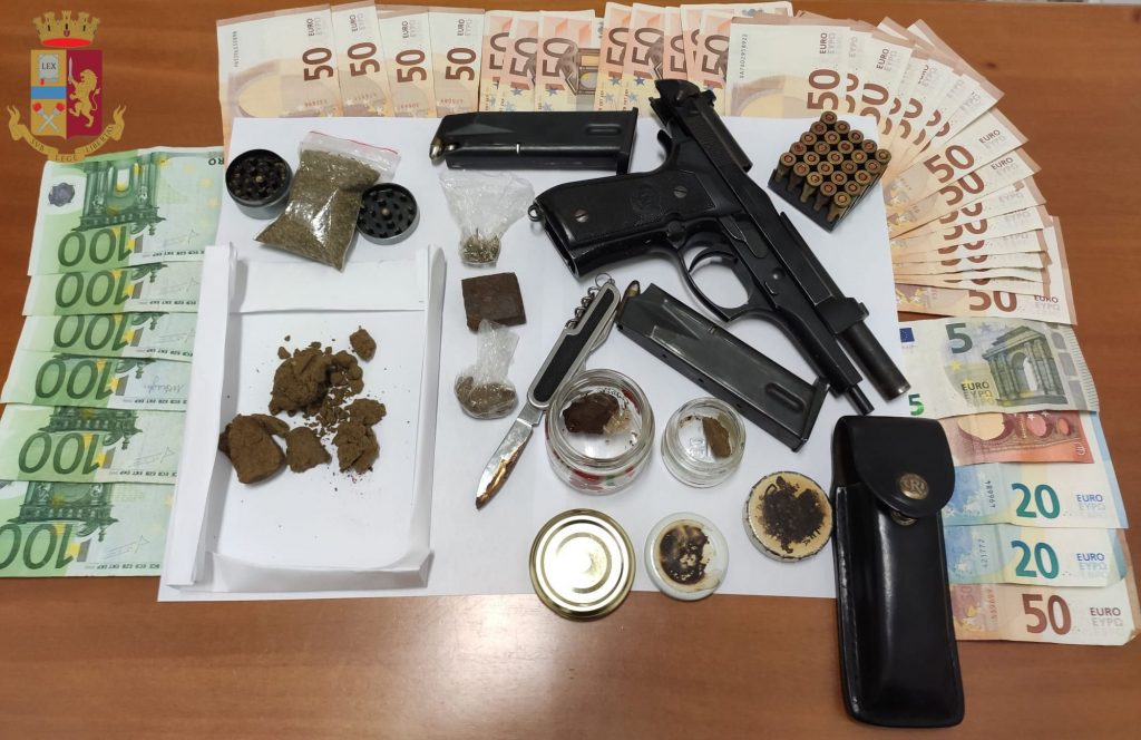 La droga, le armi e il denaro sequestrati