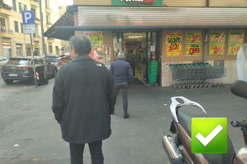 Distanza di sicurezza di almeno un metro tra i clienti in attesa fuori da un supermercato di viale Angelico. Giusto.