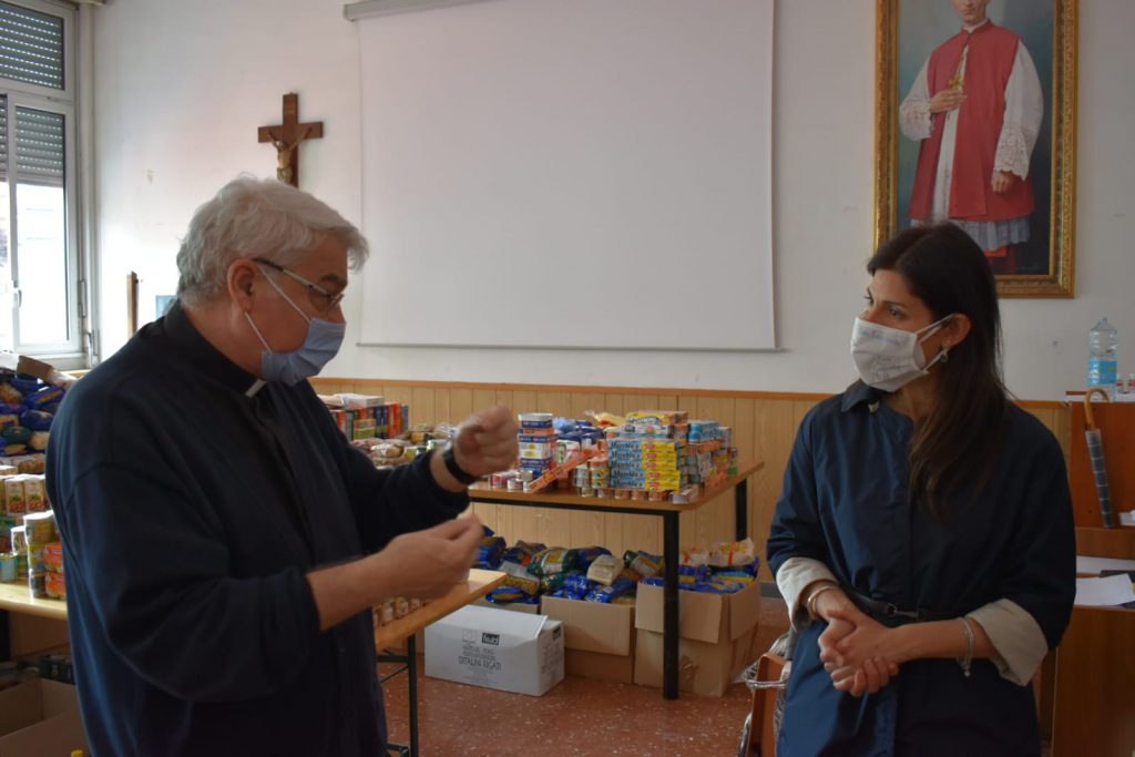 Don Wladimiro con Virginia Raggi in visita al San Giuseppe al Trionfale