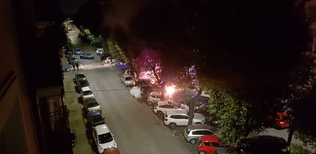 L'immagine dell'incendio tra le auto parcheggiate a via Chiana