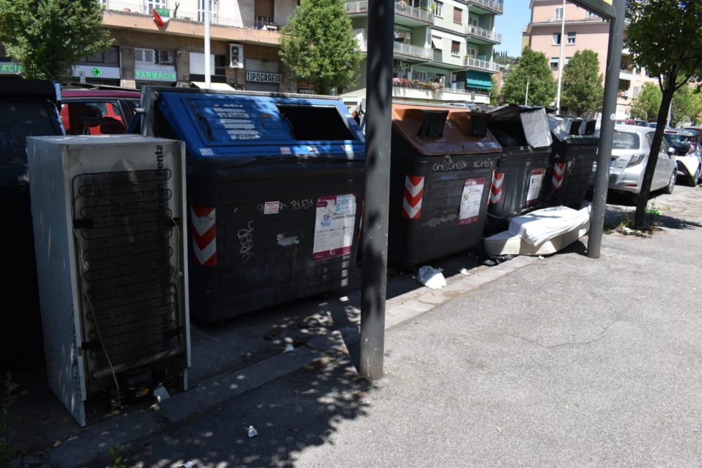 Un frigorifero abbandonato in circonvallazione Clodia