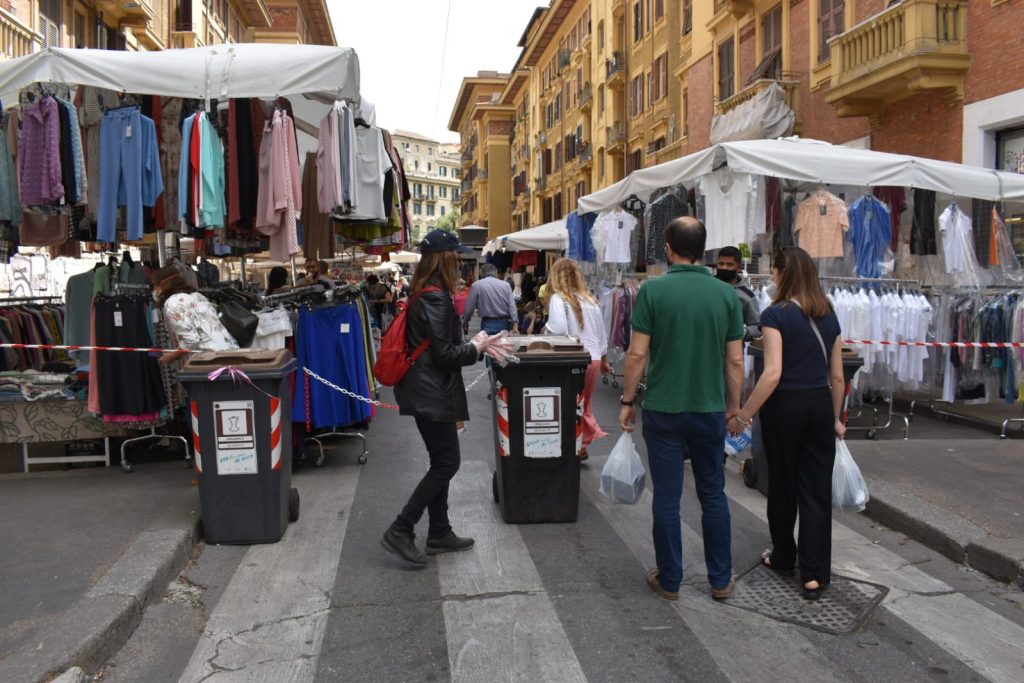 L'accesso al mercato da via Giuseppe Ferrari