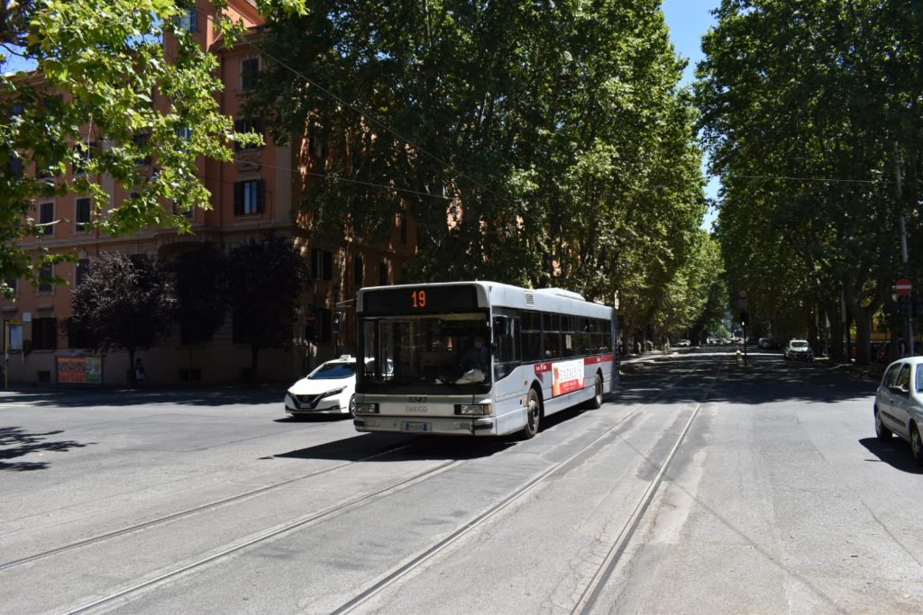 Una navetta sostitutiva del tram 19
