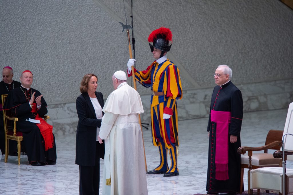 Papa Francesco con la ministra dell'Interno Luciana Lamorgese in un momento dell'evento