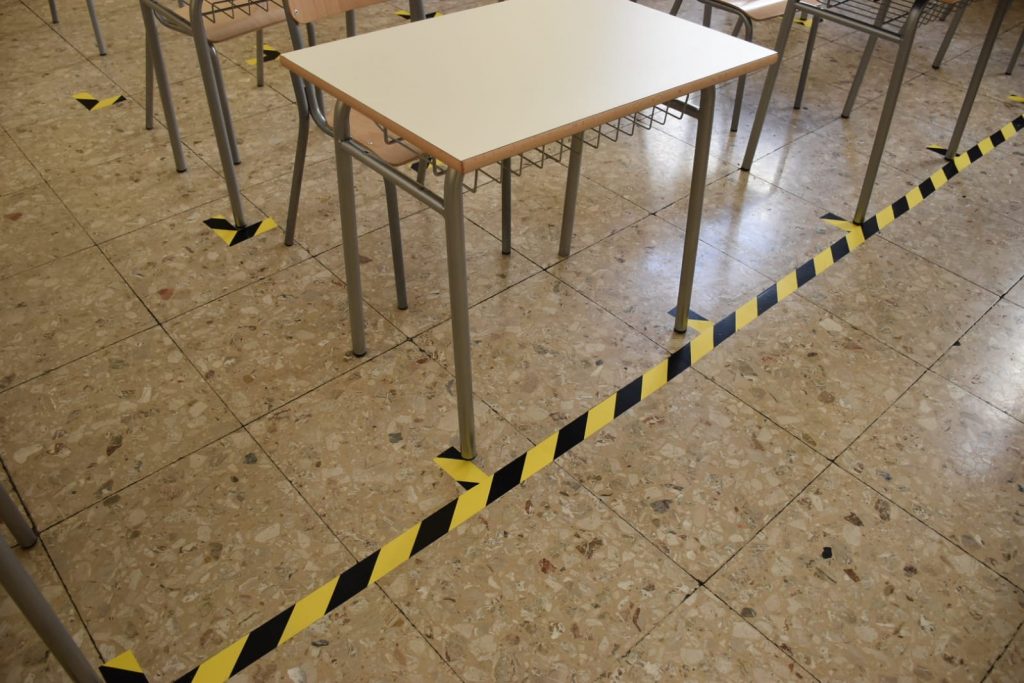 I segni sul pavimento delimitano l'area dei banchi in una classe della Dante Alighieri