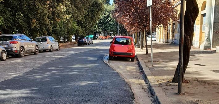 Le auto in sosta ostacolano i lavori per il rinnovo del manto stradale in viale Mazzini. Foto dal gruppo Facebook "Prati in azione!"