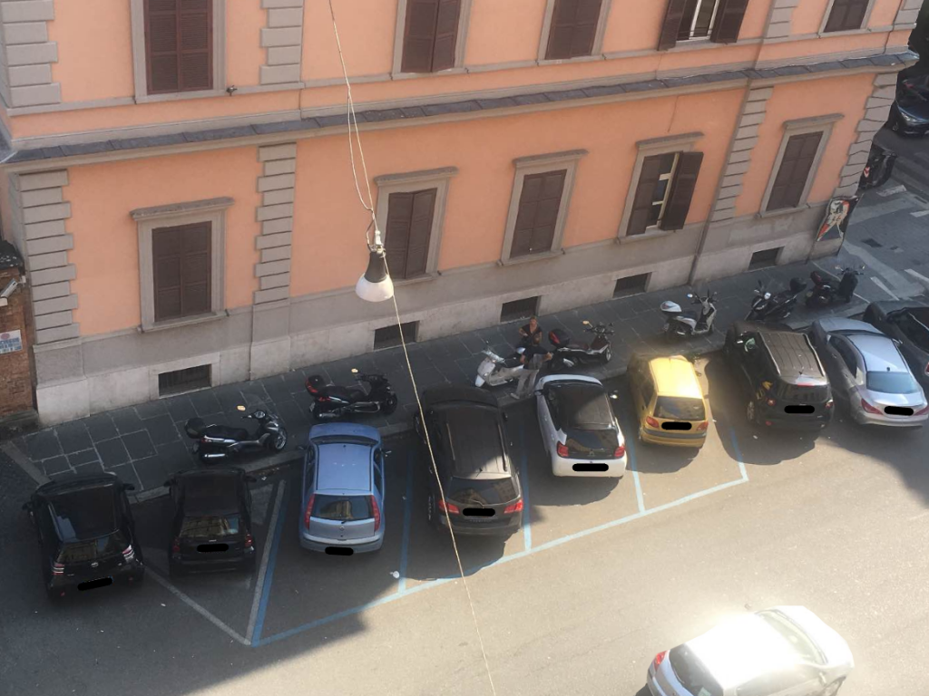 Scooter parcheggiati sul marciapiede in via Attilio Regolo. Foto dal gruppo Facebook "Prati in azione!"