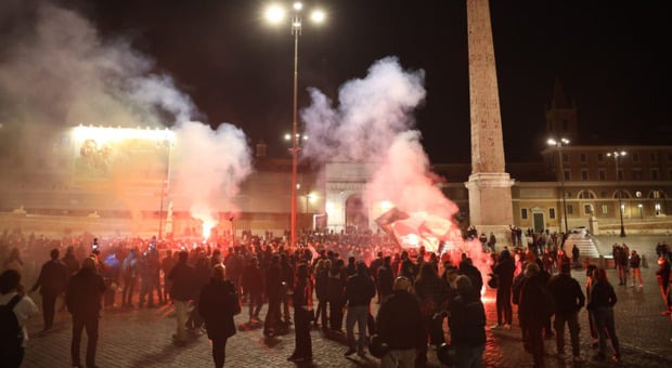 Piazza del Popolo durante gli scontri. Foto da Twitter