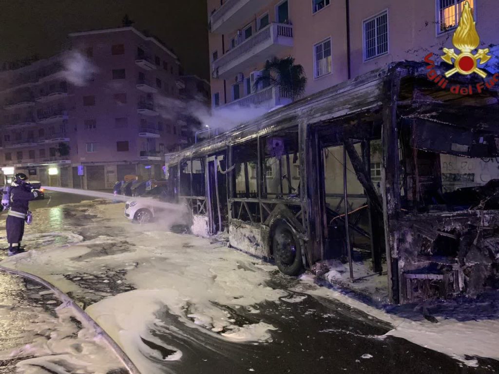 L'autobus distrutto dalle fiamme