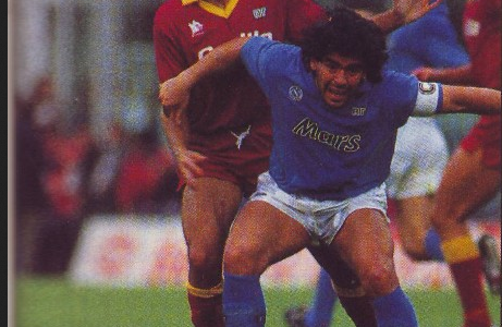 Maradona in una fase di gioco durante l'incontro con la Roma l'8 ottobre 1989