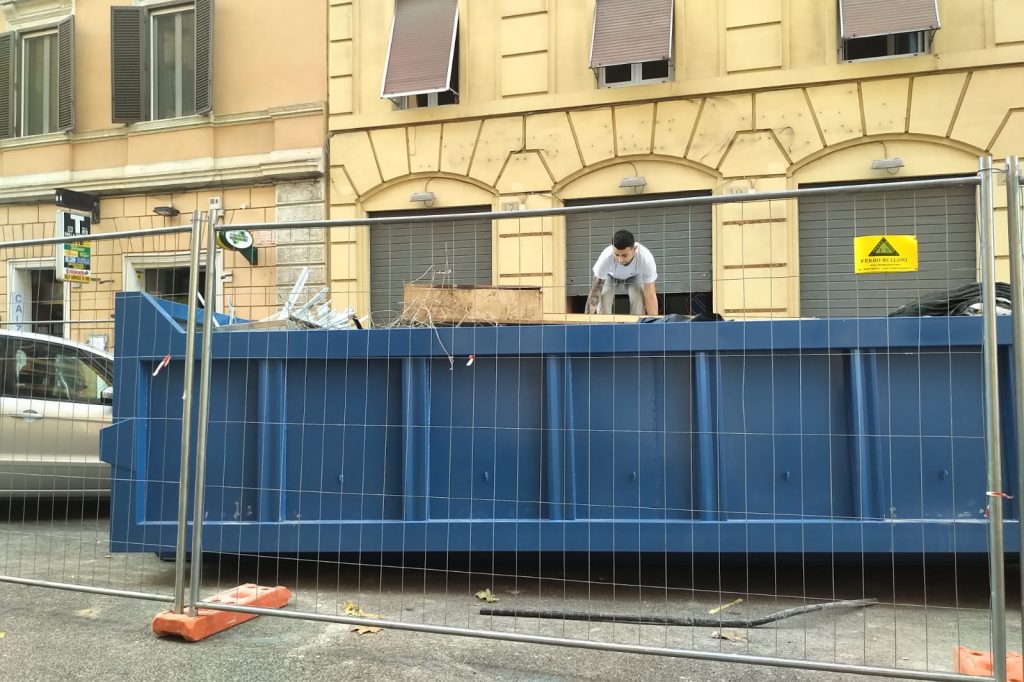 I resti dell'ex Teatro dell'Angelo pronti per essere smaltiti