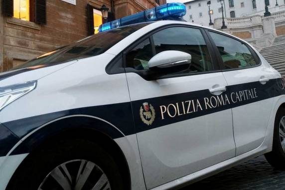 UN'AUTO DELLA POLIZIA LOCALE DI ROMA CAPITALE