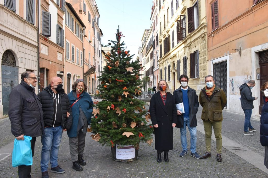 L'inaugurazione a Borgo di un albero di Natale donato dal I Municipio. A sinistra dell'albero, Sabrina Alfonsi, a destra Anna Vincenzoni, accanto a lei Maupal 