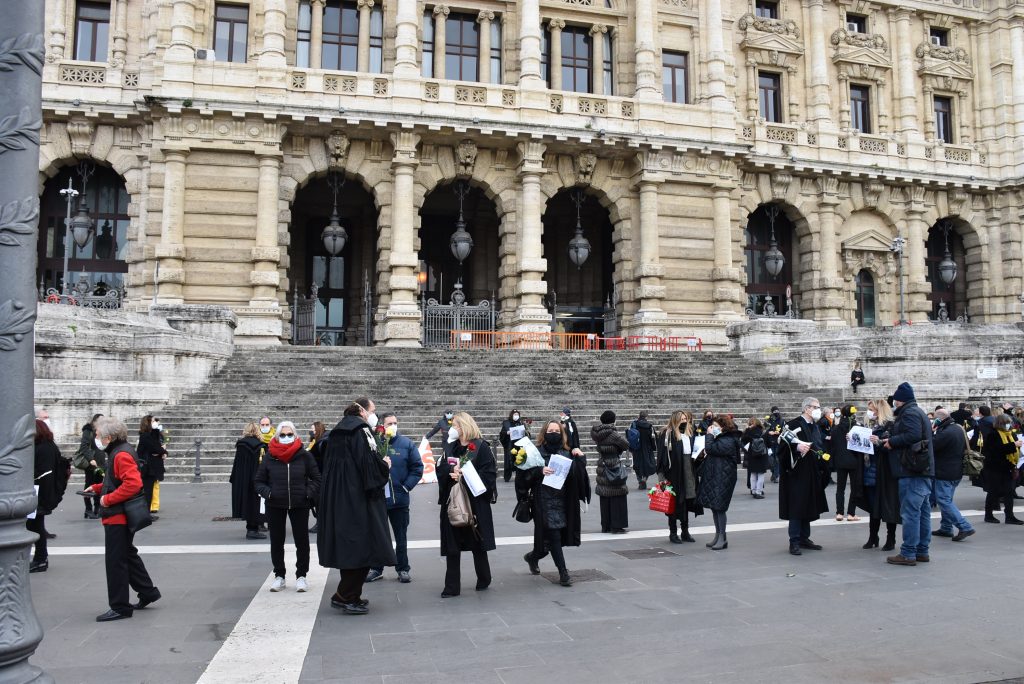 Il flash-mob dei magistrati a piazza Cavour