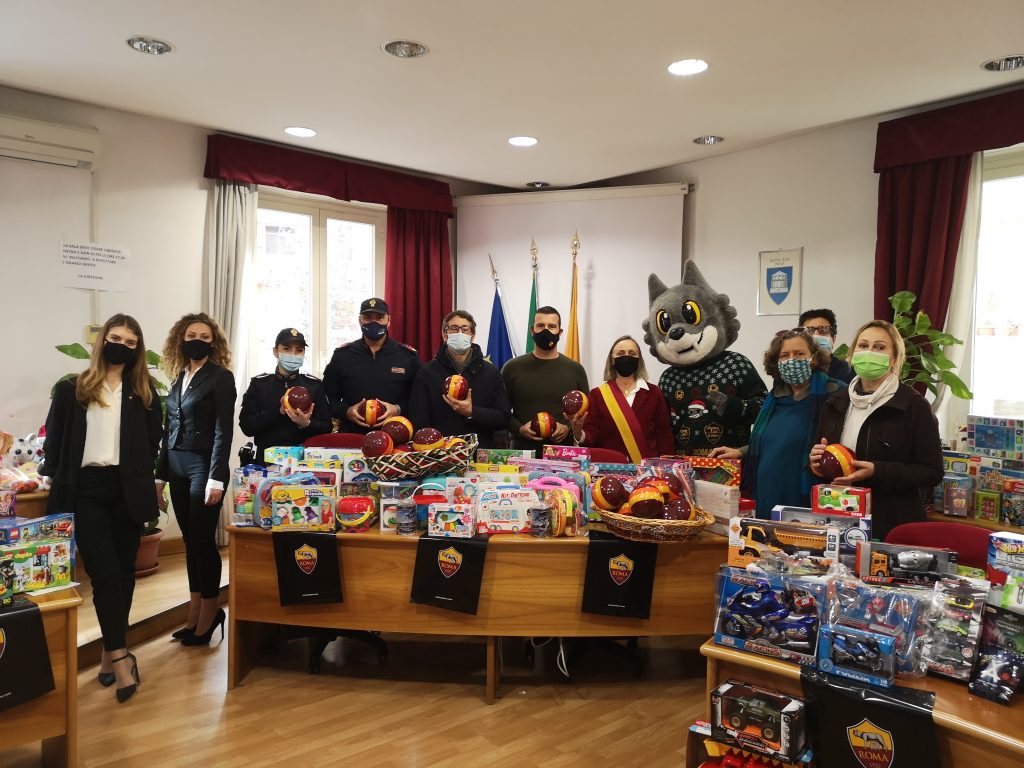 I Municipio e AS Roma regalano i giocattoli ai bambini