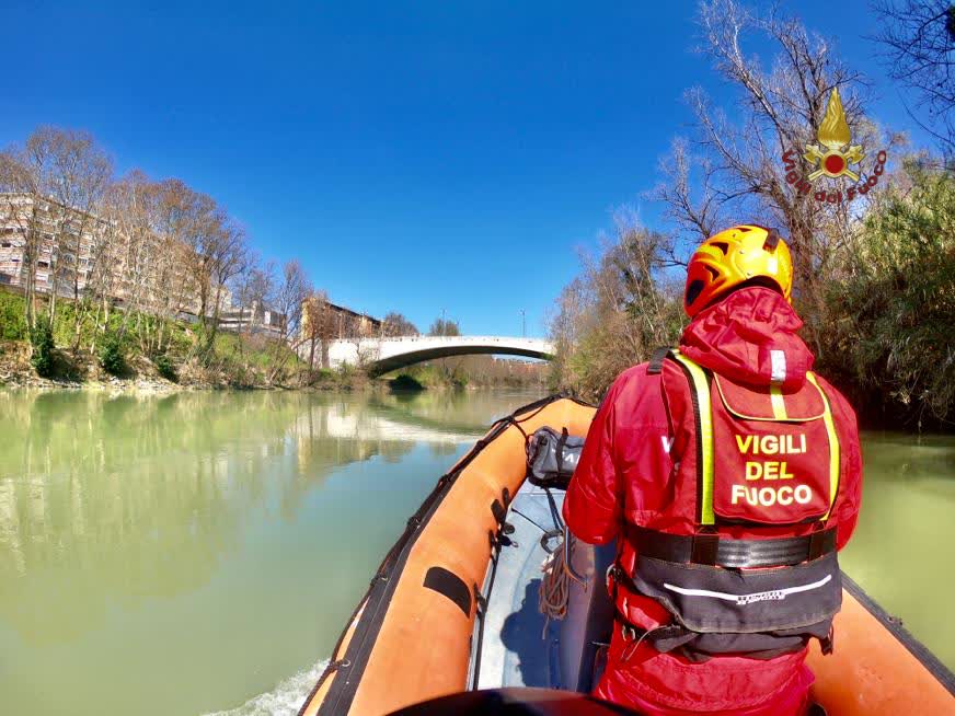 I Vigili del fuoco salvano un uomo caduto nel Tevere