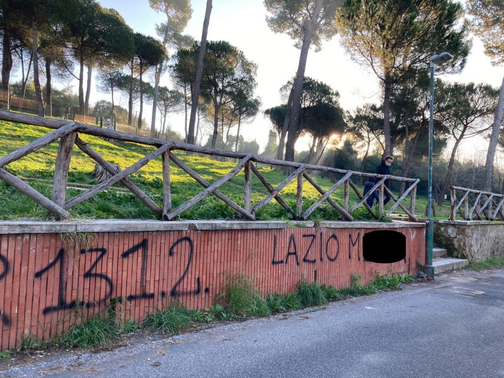 Le scritte davanti alla scuola Leopardi. Foto tratta dalla pagina Facebook Roma Pulita!