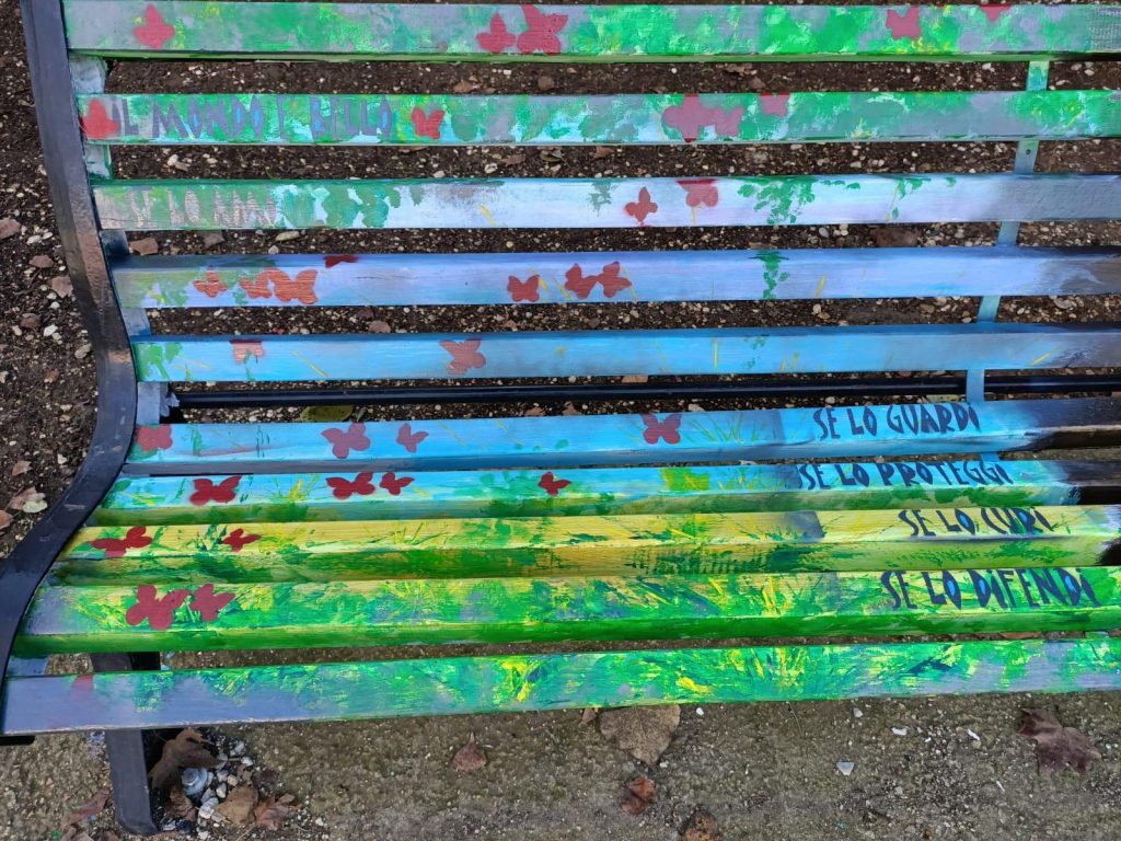 Panchina decorata al parco Plava. Opera di Michel Patrin
