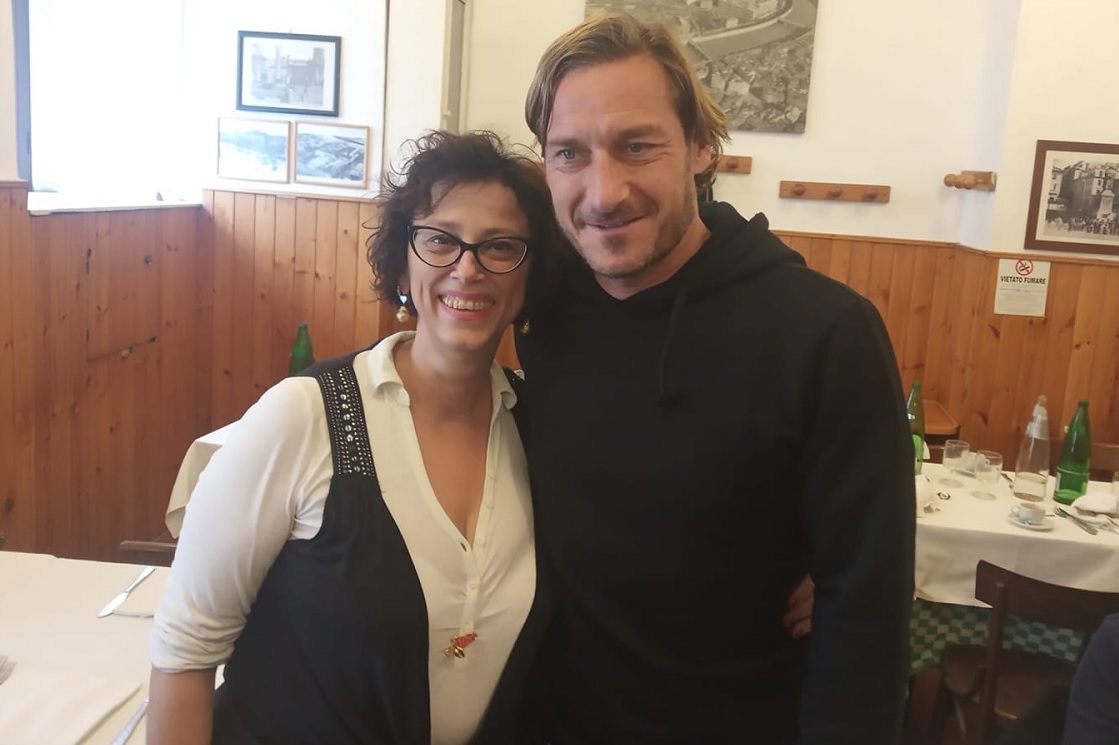 Michela Mancinelli Montuori con un ospite d'eccezione nel suo locale, l'ex capitano della Roma Francesco Totti