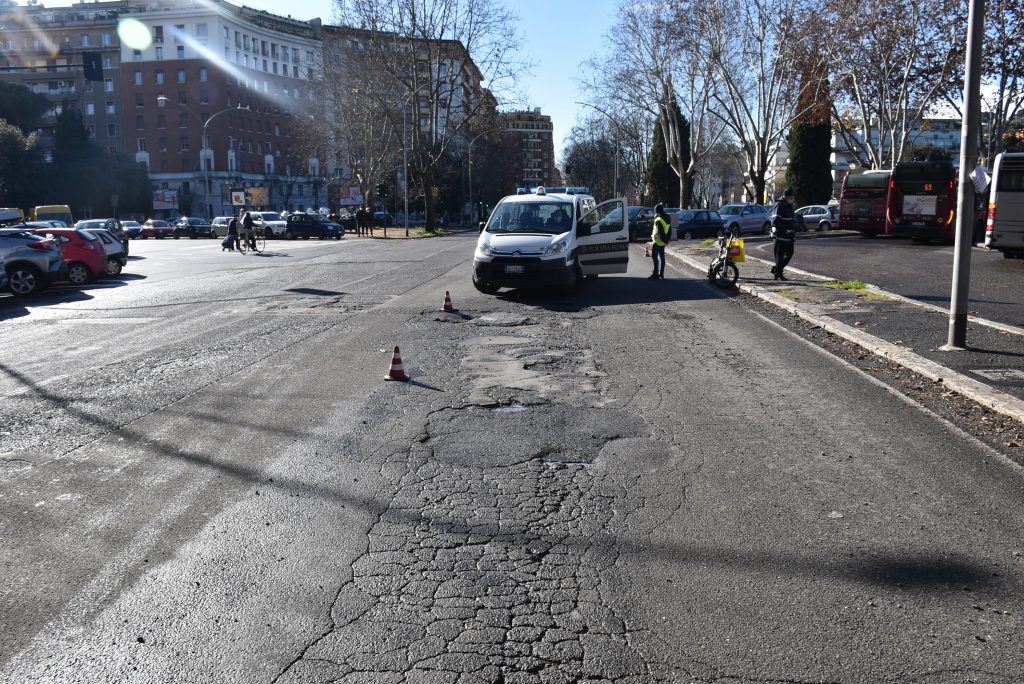 Polizia locale a guardia delle buche a piazzale Clodio