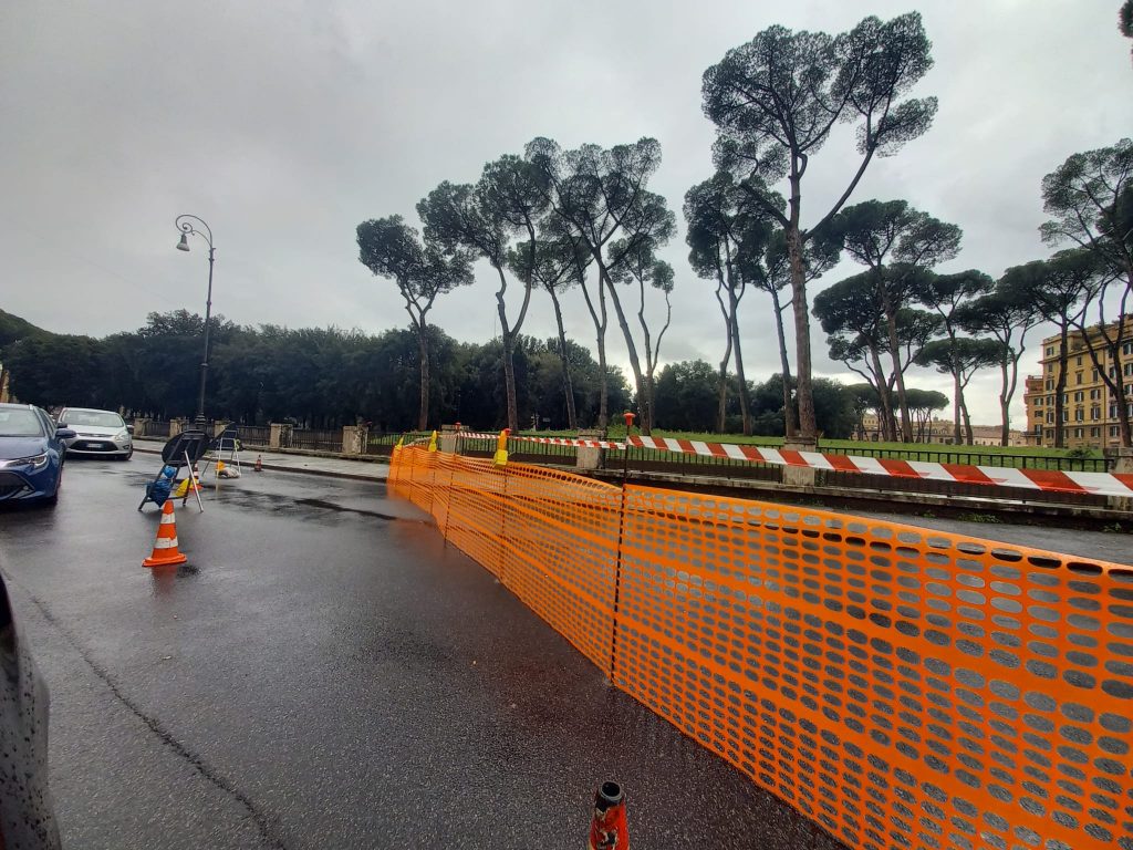 Restringimento di carreggiata in piazza Adriana