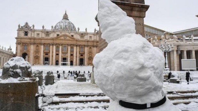Un pupazzo di neve realizzato a piazza San Pietro, proprio di fronte all'obelisco. (Pagina Facebook ILMeteo & News)