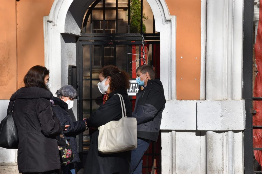 L'ingresso del Mamiani presidiato dal vicepreside Saggioro (a destra)