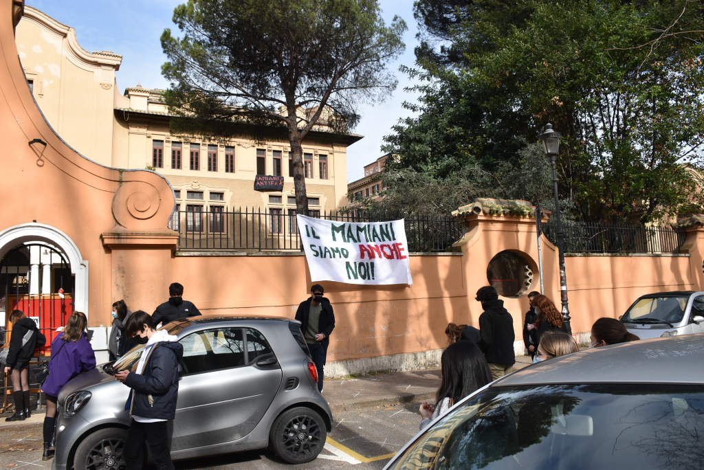 Lo striscione degli studenti contro l'occupazione del Mamiani