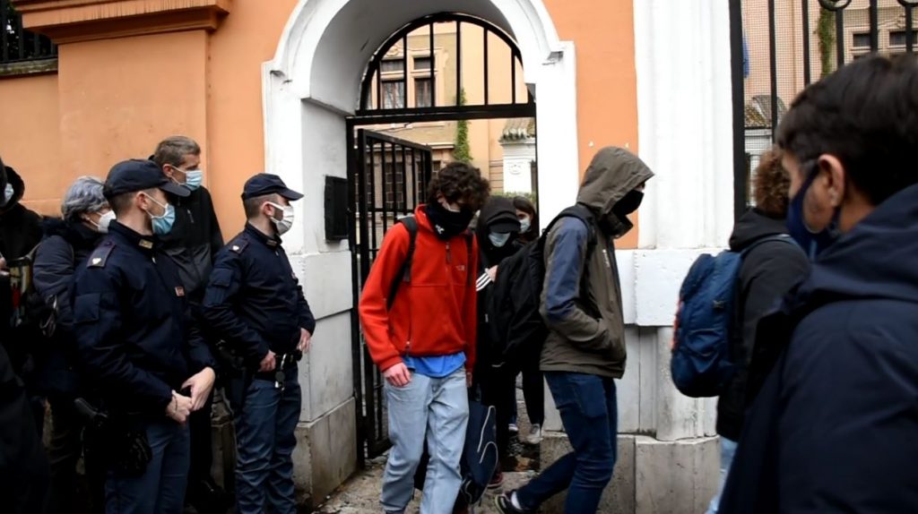 Gli occupanti lasciano il Mamiani