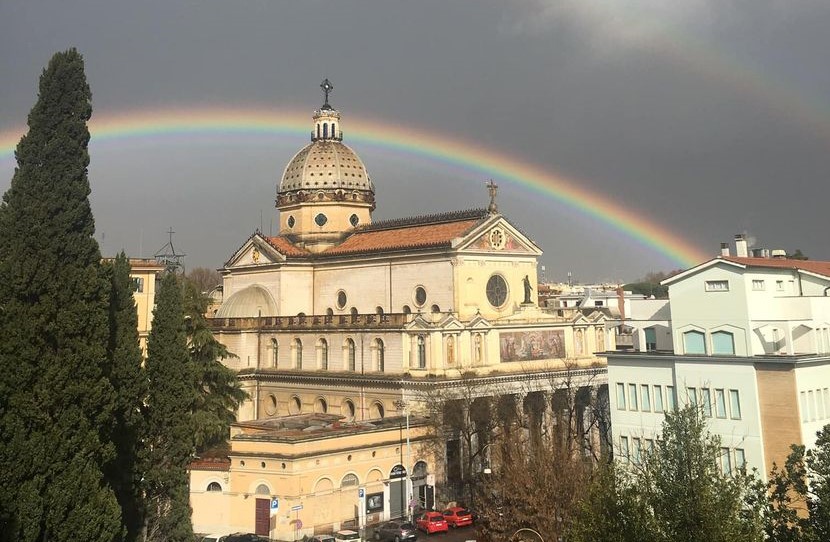 Un arcobaleno abbraccia la chiesa di San Gioacchino. Foto dal gruppo Facebook Prati in azione!
