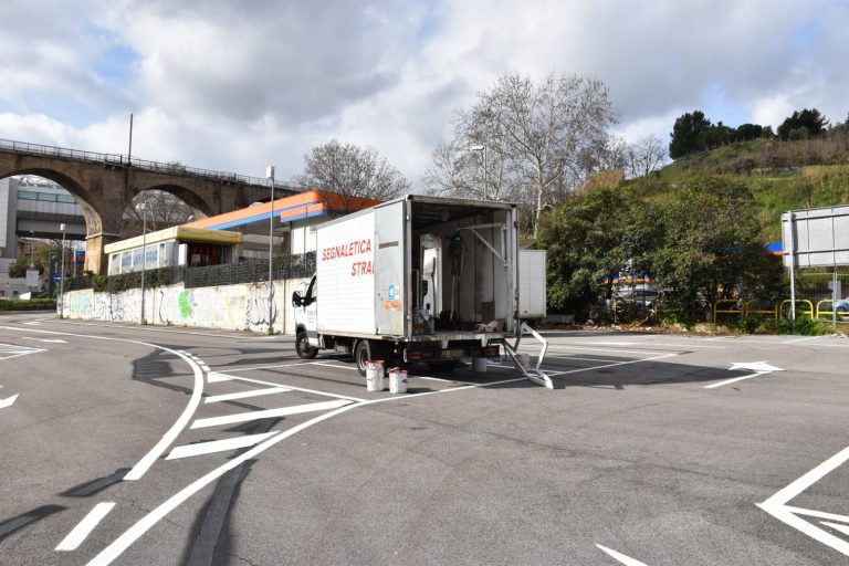 Nuova segnaletica per via di Bartolo, l'area parcheggi è pronta. Foto