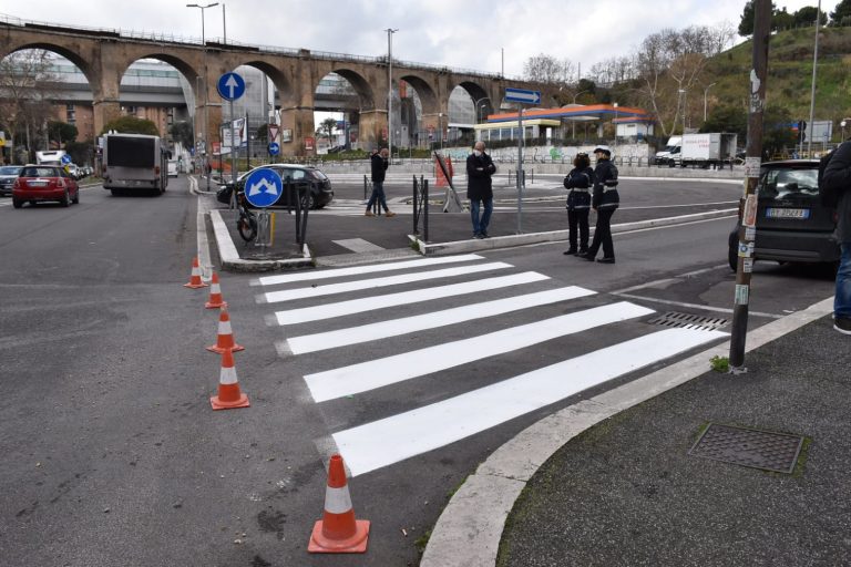 Nuova segnaletica per via di Bartolo, l'area parcheggi è pronta. Foto