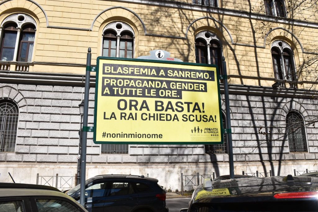 Il cartellone affisso in viale Giulio Cesare